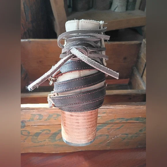 BNIB RARE Freebird Desert White with Black straps women's size 10 - Picture 11 of 16